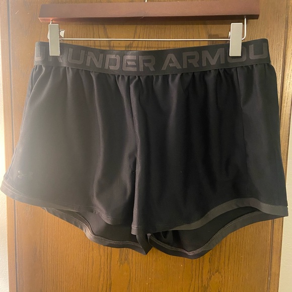 Under Armour Women's Dark Gray and black Athletic Shorts size large - Picture 1 of 3